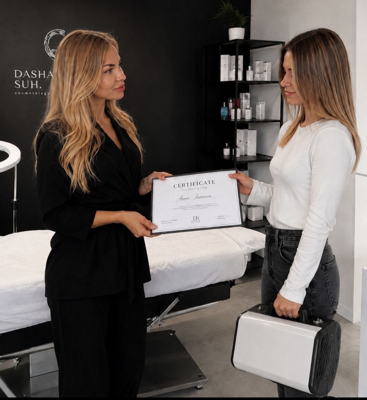 Вручення сертифіката учениці після навчання IN•ST PLAZMA